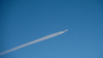 contrails in de blauwe lucht. vliegtuig dat hoog vliegt, uitzicht vanaf een ander vliegtuig. video