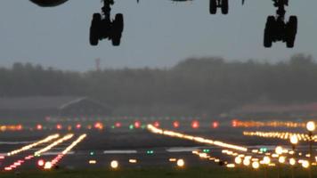 amsterdam, nederland 28 juli 2017 - klm royal dutch airlines boeing 777 landing op baan 18r polderbaan in de ochtend. shiphol airport, amsterdam, holland video