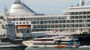 Singapore 24 november 2018 - Batam Fast Ferry en Ocean Ship Silver Shadow in Singapore Cruise Center Regionale ferryterminal havenfront en de kabelbaan van bovenaf naar het park Sentosa video