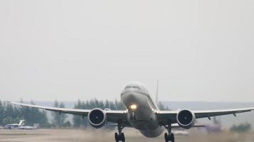 PHUKET, THAILAND NOVEMBER 26, 2017 - Qatar Airways Boeing 777 departure and climb, Phuket airport. video