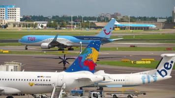 Ámsterdam, Países Bajos 29 de julio de 2017 - tui fly boeing 767 ph oyi antes de la salida. aeropuerto de schiphol, amsterdam, holanda video