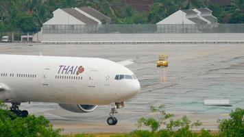 phuket, tailandia 26 de noviembre de 2016 - thai airways boeing 777 hs tkk rodando antes de la salida del aeropuerto de phuket.