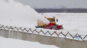 novosibirsk, federazione russa 22 gennaio 2017 - spazzaneve sgombra la pista di rullaggio, aeroporto di tolmachevo, novosibirsk video