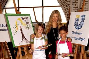 los angeles, 20 de noviembre - fergie, stacey ferguson en el lanzamiento de la luz del sol del proyecto unilever en el día universal del niño en solar studios el 20 de noviembre de 2013 en glendale, ca foto