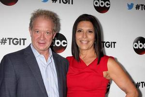 los angeles, 20 de septiembre - jeff perry, linda lowy en el evento de estreno de tgit para anatomía de grey, escándalo, cómo salirse con la suya en palihouse el 20 de septiembre de 2014 en west hollywood, ca foto