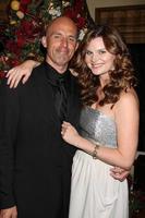 los angeles, 11 de diciembre - james achor, heather tom en la fiesta anual de navidad de heather tom s 2010 en una casa privada el 11 de diciembre de 2010 en glendale, ca foto