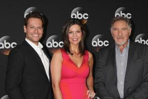 los angeles, 15 de julio - ioan gruffudd, alana de la garza, judd hirsch en el abc julio 2014 tca en beverly hilton el 15 de julio de 2014 en beverly hills, ca foto