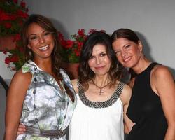 los angeles, 4 de abril - eva la rue, finola hughes, michelle stafford asiste a la gala de recaudación de fondos para la comedia romántica, la apuesta en el resort bacara el 4 de abril de 2013 en santa barbara, ca foto