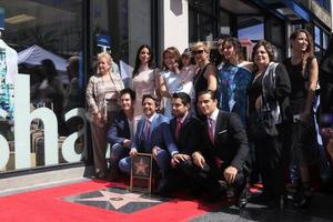 los angeles, 10 de marzo - eugenio derbez, familia en la ceremonia de la estrella del paseo de la fama de eugenio derbez hollywood en el paseo de la fama de hollywood el 10 de marzo de 2016 en los angeles, ca foto