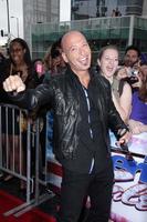 los angeles, 24 de abril - howie mandel llega a las audiciones de america s got talent los angeles en el pantages theater el 24 de abril de 2013 en los angeles, ca foto