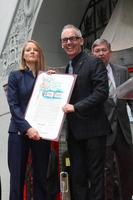 los angeles, 4 de mayo - jodie foster, mitch o farrell en la ceremonia de la estrella del paseo de la fama de jodie foster hollywood en el imax del teatro chino tcl el 4 de mayo de 2016 en los angeles, ca foto