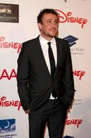 los angeles, 1 de noviembre - jason segel llega a la gala de las estrellas 2011 en beneficio del fondo de cumplimiento en beverly hilton hotel el 1 de noviembre de 2011 en beverly hills, ca foto