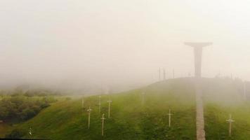 vista aérea hasta estatuas simbólicas de espadas en suelo en didgori. famoso sitio conmemorativo de la batalla hito georgia. video