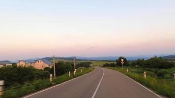 Vista lateral frontal de la carretera panorama de la campiña de georgia en hiperlapso de montañas. tráfico y naturaleza del cáucaso exploran recorridos video