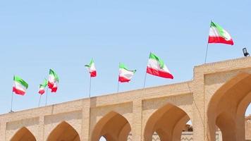 muchas banderas iraníes ondean en el viento en la azotea del edificio video