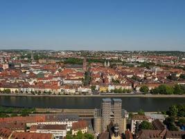 la ciudad de wuerzburg en el río principal foto