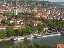 la ciudad de wuerzburg en el río principal foto