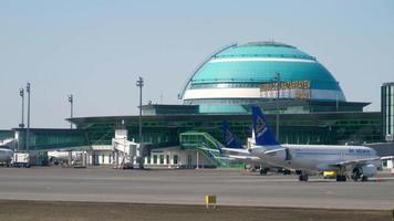 Astana, Kazachstan, 14 april 2018 - Perron Astana Nursultan Nazarbayev International Airport -tse-, uitzicht vanaf taxiënd vliegtuig video