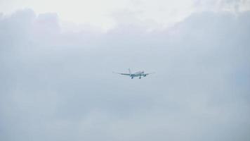 changi, singapour 25 novembre 2018 - singapore airlines airbus a330 approche, avec éclatement des nuages et condensation, avant d'atterrir à l'aéroport de changi, singapour video