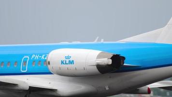 Ámsterdam, Países Bajos, 25 de julio de 2017 - klm cityhopper fokker 70 ph kzb rodando antes de la salida en la pista 36l polderbaan. aeropuerto de schiphol, amsterdam, holanda video