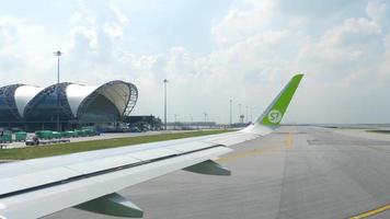 bangkok, tailandia, 14 de noviembre de 2018 - aviones en la plataforma del aeropuerto de subvarnabhumi, vista desde el avión de rodaje video