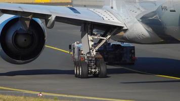 frankfurt am main, Tyskland 21 juli 2017 - Cathay Pacific boeing 777 b kpq bogsering till service. fraport, frankfurt, tyskland video