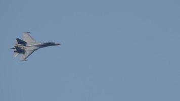 novosibirsk, federação russa 28 de julho de 2019 - equipe acrobática russian falcons por sukhoi su 35 flanker e. show aéreo no aeródromo de mochische -unnm- video
