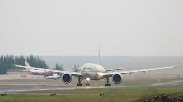 Phuket, Thailand 26 november 2017 - Qatar Airways Boeing 777 vertrek en klim, Phuket Airport. video