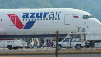 phuket, tailândia, 2 de dezembro de 2018 - passageiros saindo do azur air boeing 777 chegando ao aeroporto de phuket video