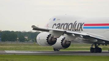 novosibirsk, fédération de russie 10 juin 2020 - cargolux boeing 747 allume la voie de circulation après l'atterrissage à l'aéroport de tolmachevo, novosibirsk video