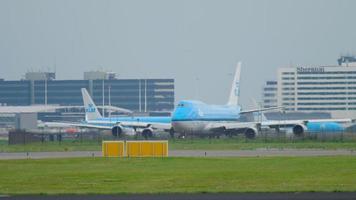 amsterdam, holanda 24 de julho de 2017 - klm royal holandesa airlines boeing 747 ph bfc taxiando antes de decolar em polderbaan 36l, shiphol airport, amsterdam, holland video