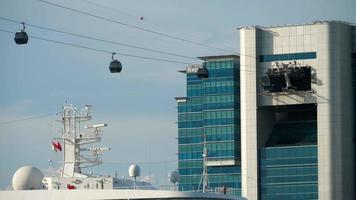 singapur 24. november 2018 - seilbahn von oben hafen zum park sentosa und ozeanschiff in singapur kreuzfahrtzentrum regionaler fährterminal harbourfront und der video