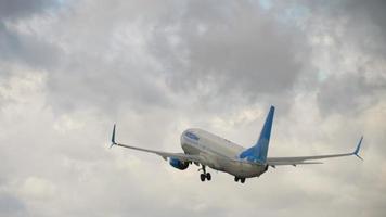 kazan, fédération de russie 14 septembre 2020 - pobeda airlines boeing 737 vp bps grimpant dans le ciel gris nuageux après le décollage de l'aéroport international de kazan video