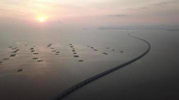Luftaufnahme Sonnenuntergang über der zweiten Brücke von Penang video