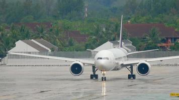 phuket, thaïlande 26 novembre 2016 - thai airways boeing 777 hs tkk roulage avant le départ de l'aéroport de phuket. video