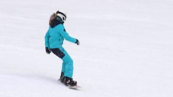 belokurikha, russische föderation 9. märz 2018 - amateur-snowboarder im training bergab video