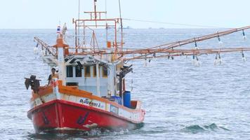 phuket, tailândia 14 de novembro de 2017 - traineira de barco de pesca entrando no porto em rawai video