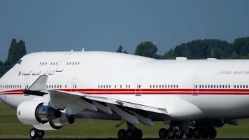 dusseldorf, germania, 22 luglio 2017 - emirati arabi uniti volo reale boeing 747 a6 mmm accelerare prima della partenza. aeroporto di dusseldorf, germania video