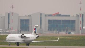 moscou, fédération de russie 28 juillet 2021 - vue arrière bombardier crj de plusieurs manèges sur la voie de circulation à l'aéroport de sheremetyevo. avion à réaction régional à fuselage étroit video