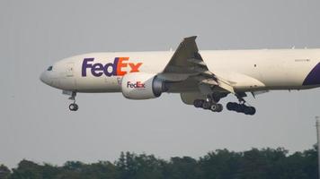 frankfurt am main, alemanha 18 de julho de 2017 - fedex carga boeing 777 pousando em fraport, frankfurt, alemanha