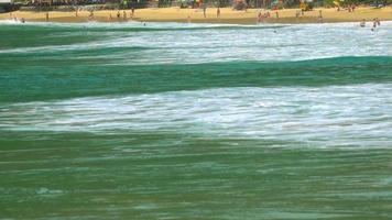 olas altas en la playa de nai harn, tailandia video