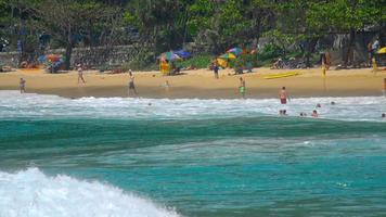 nai harn beach, phuket, thailand 17. november 2016 - tourist, der tropischen strand in nai harn, südlich von phuket, thailand genießt video