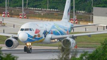 Phuket, Tailandia 30 de noviembre de 2016 - bangkok airways airbus 320 hs pgw llamado samui rodando antes de despegar. vista desde el último piso del hotel centara grand west sands resort phuket video