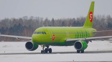 novosibirsk, federação russa 22 de janeiro de 2017 - airbus 320 s7 airlines vp brc taxiando antes da partida. spotting não oficial no aeroporto de tolmachevo ovb video