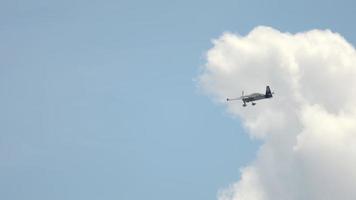 kazan, federación rusa, 14 de junio de 2019 - tiro largo de aviones maniobrables deportivos realiza acrobacias extremas en el espectáculo aéreo red bull en kazan