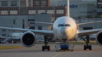 frankfurt am main, alemanha 21 de julho de 2017 - etíope companhias aéreas boeing 777 et anq towing to service. Fraport, Frankfurt, Alemanha video