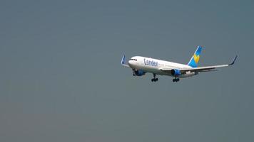 francfort-sur-le-main, allemagne 19 juillet 2017 - condor boeing 767 d abuh approche sur la piste 25r. Fraport, Francfort, Allemagne video