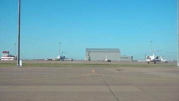 aviones jet de negocios en el aeropuerto internacional perron astana -tse-, vista desde el autobús de la plataforma video