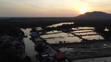 drone vista pôr do sol da vila de pescadores video