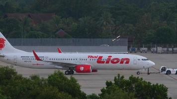 phuket, thailand 27 november 2019 - thai lion boeing 737 hs ltz trycker tillbaka före avgång, phukets internationella flygplats. video